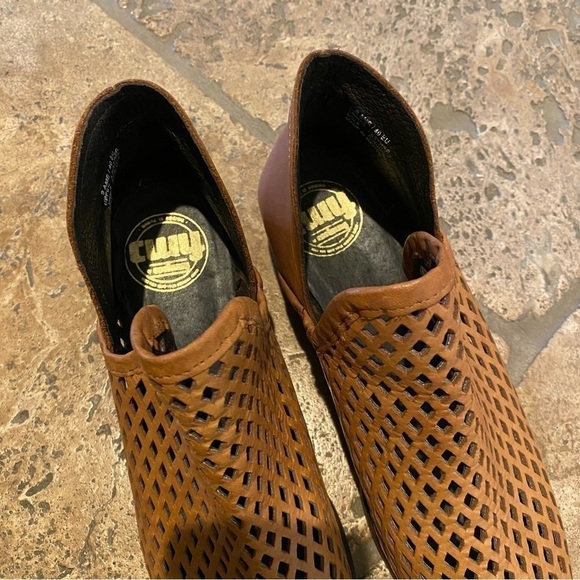 CWY Coolway Women Light Brown Leather Laser Cut Ankle Boots Size 9 - Picture 10 of 13